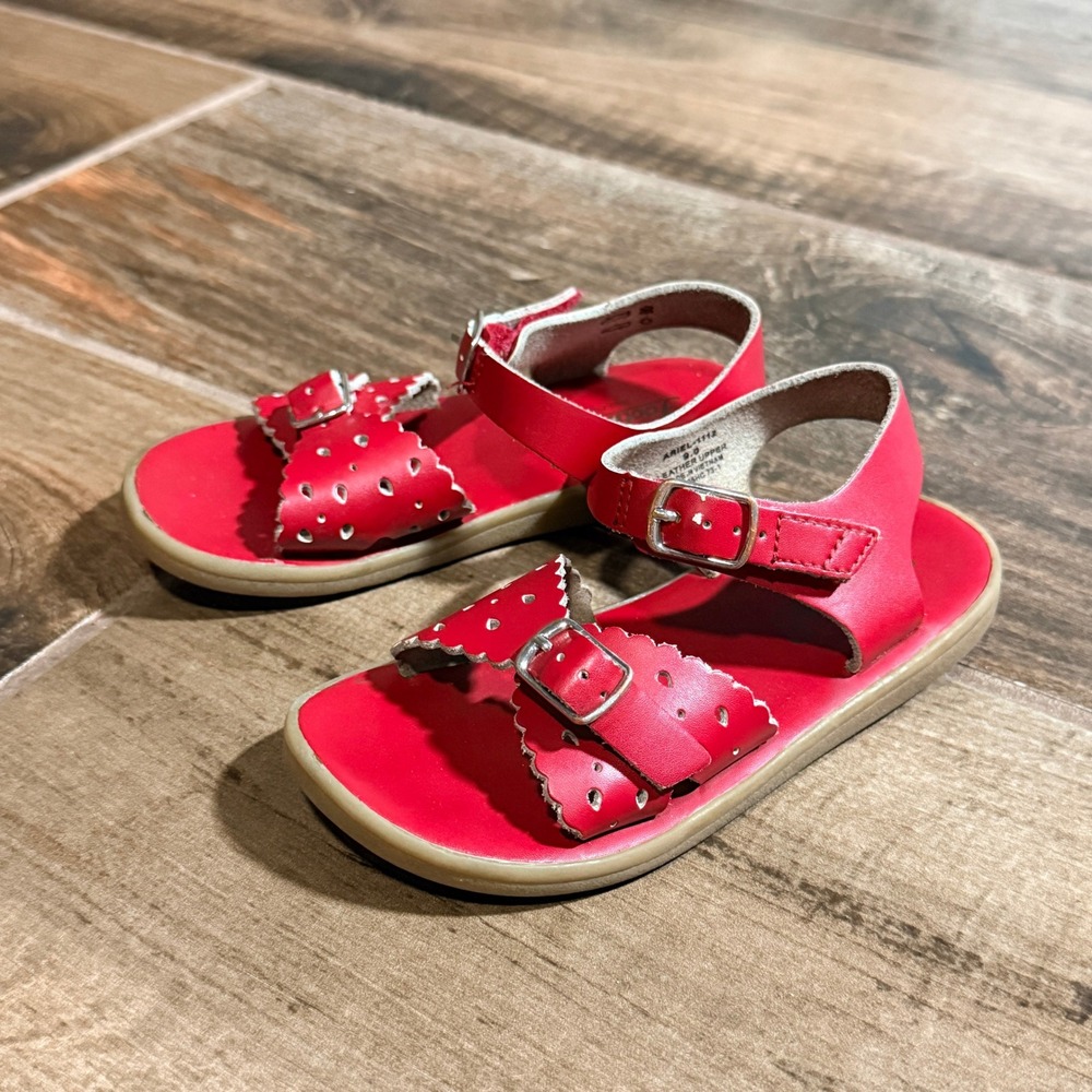 Footmates Toddler Ariel Red Leather Scalloped Heart Cutout Sandals, 9